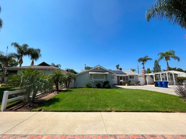 Building Photo - READY FOR MOVE-IN! 3+2.5 w/appliances + great backyard!
