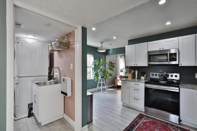 Building Photo - 925 Blenheim Rd