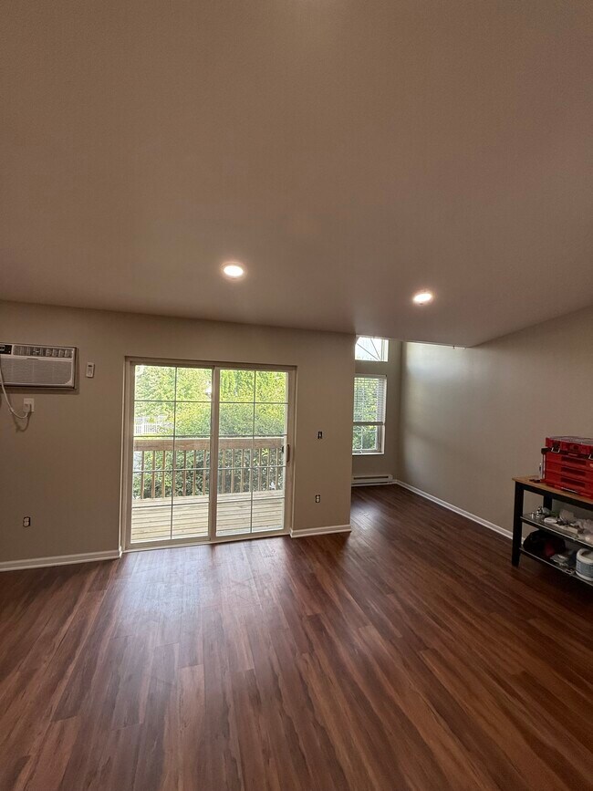 Building Photo - 514 Root Ave
