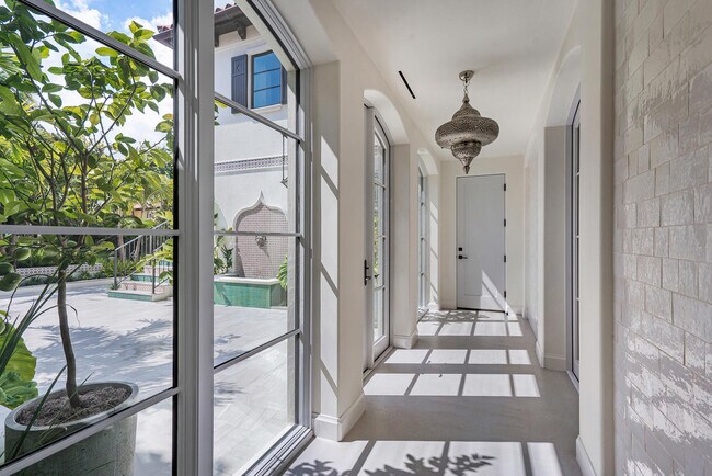 Building Photo - 1535 N Ocean Blvd