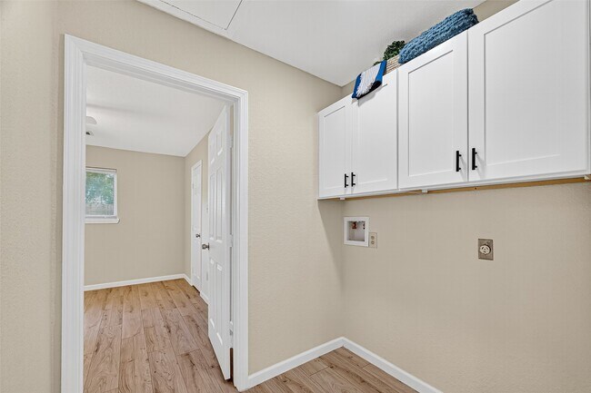 Building Photo - 13822 Northlake Dr