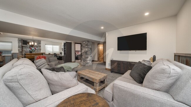 Building Photo - Country Living on 13.5 Acres