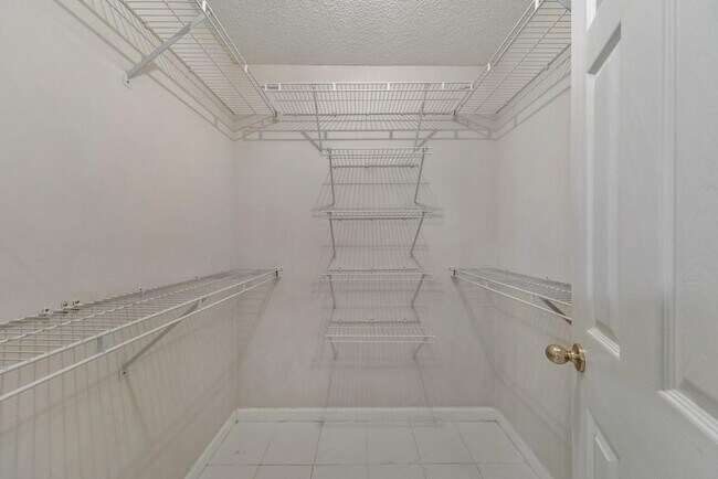 Building Photo - 2025 Baramore Oaks Dr