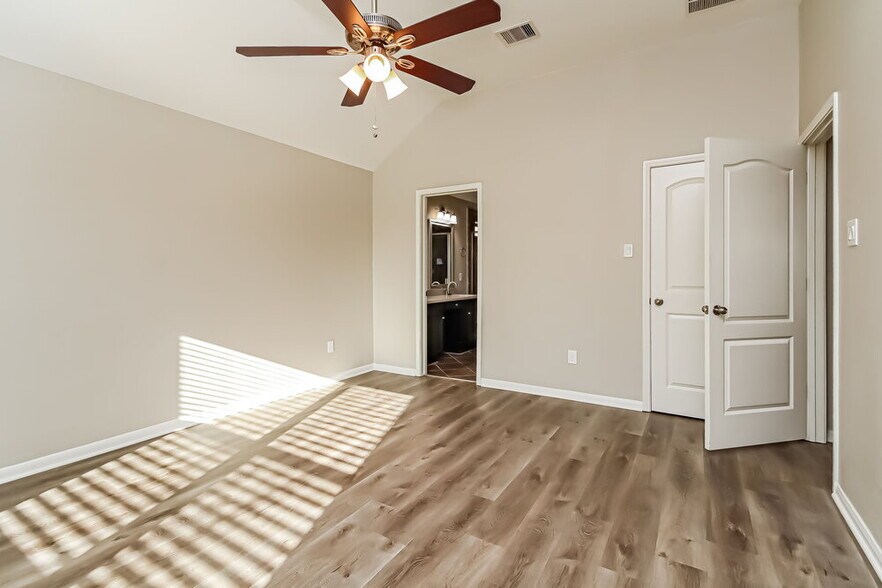 Building Photo - 323 Sea Breeze Dr