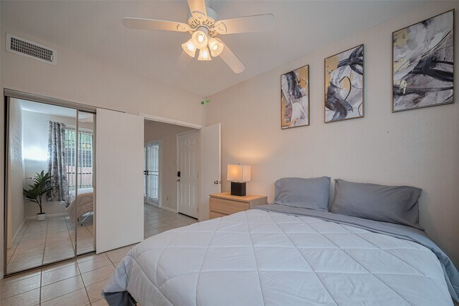 Building Photo - 2121 El Paseo St