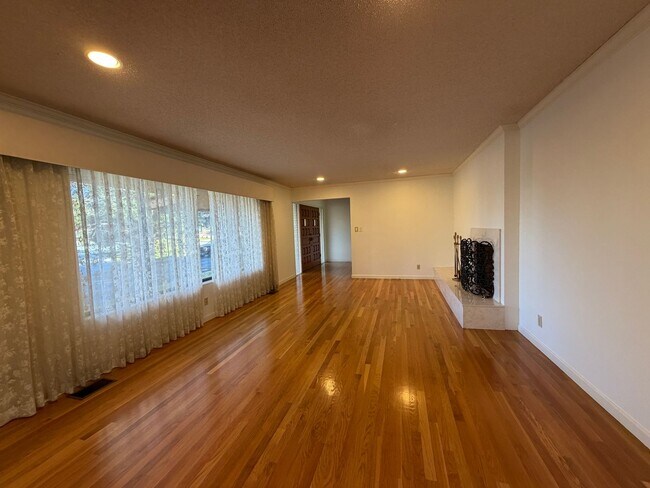 Building Photo - Beautiful home in Southwest Reno's Lake Ridge Shores East!