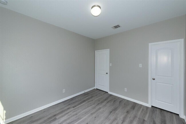 Building Photo - 1349 Twin Estates Dr