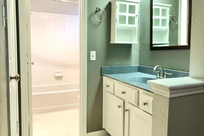 Building Photo - North Campus Condo Near UT – Spacious, Bright & Highly Convenient!