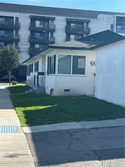 Building Photo - 3501 W Alameda Ave