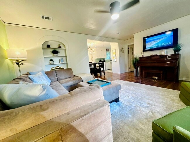 Building Photo - 27 Escalona Ave