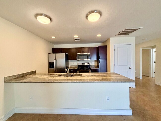 Building Photo - Centrally Located 3 Bedroom 2 Bath 1 Car Garage Duplex- Lawn service and washer and dryer is incl...