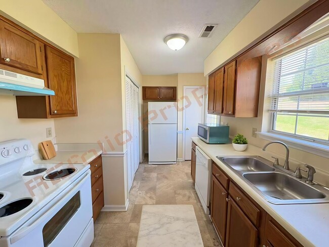 Building Photo - 703 Larchwood Dr