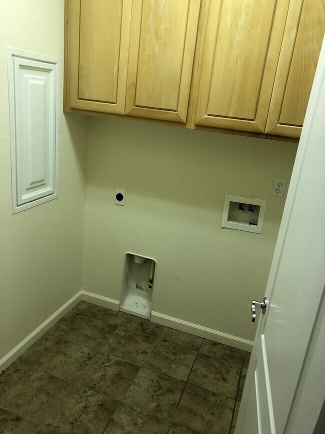 Building Photo - Highly Desired 4 Bedroom Empire Ranch Home!