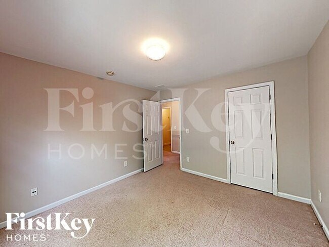 Building Photo - 2460 Vistoria Dr