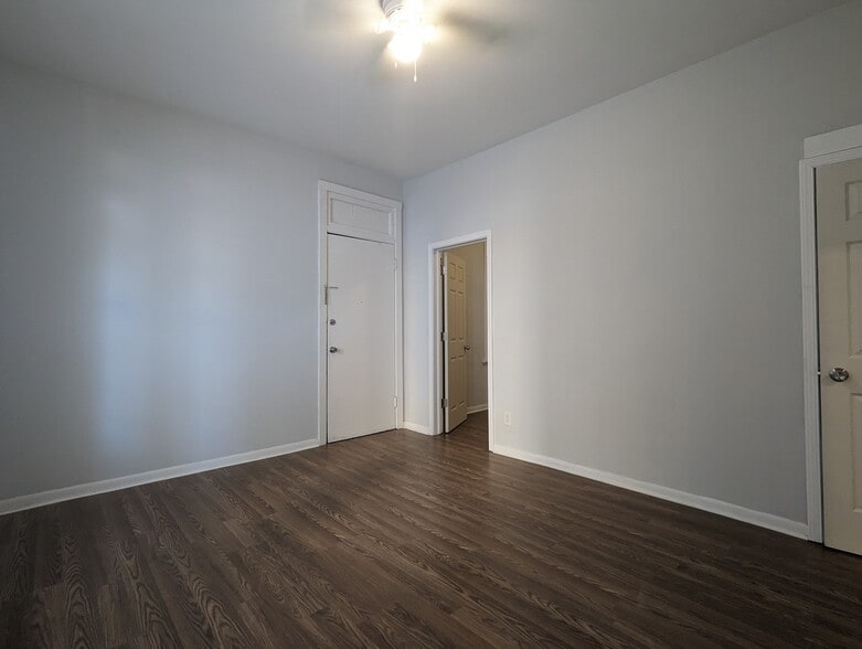 Building Photo - 1423 N Maplewood Ave