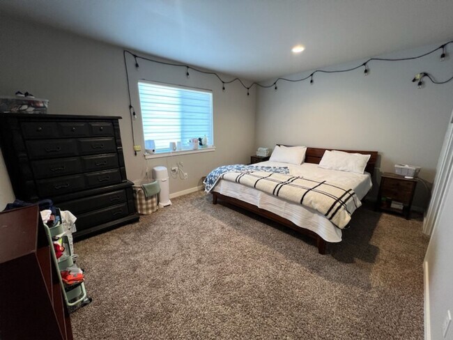 Building Photo - 3 bed/2 bath rambler style home! Double ga...