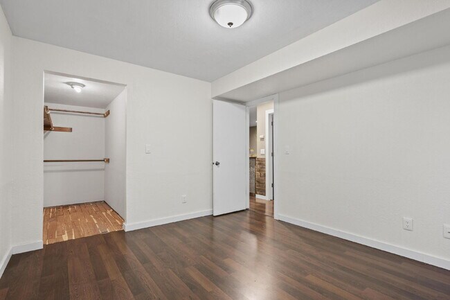 Building Photo - "Spacious 5-Bedroom Haven with 3 Full Bath...