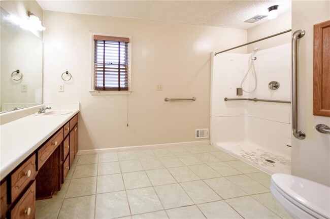 Building Photo - 1812 Lake Lucerne Dr SW