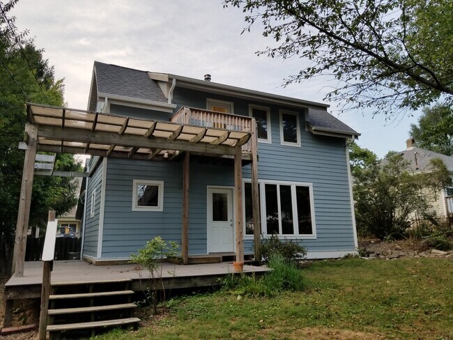 Building Photo - Great 3 bed 2 bath home!! AVAILABLE AUGUST 2027!