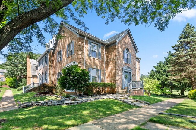 Building Photo - Stunning End-Unit Townhouse with Golf Cour...