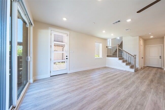 Building Photo - 813 Emerling Dr