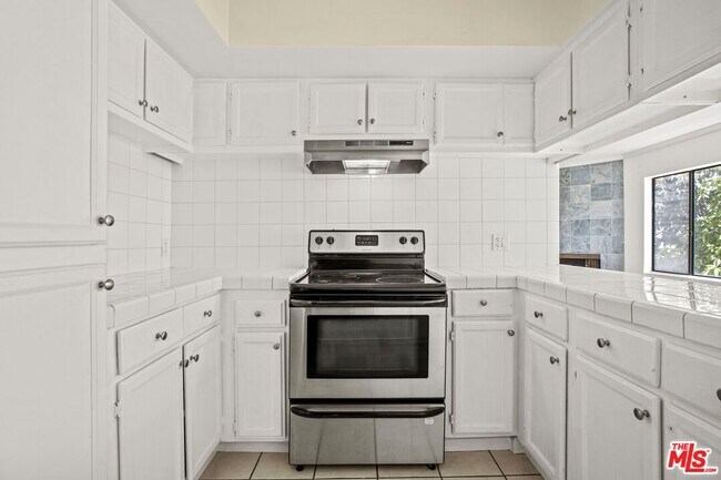 Building Photo - 1033 6th St
