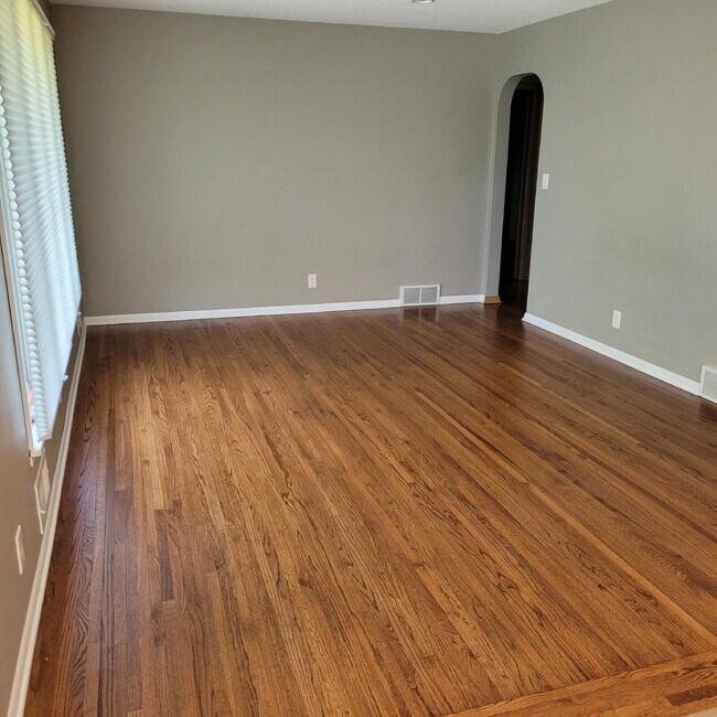 Building Photo - "Charming 3-Bed Home with Finished Basement & Gleaming Hardwood Floors in Shakopee!"