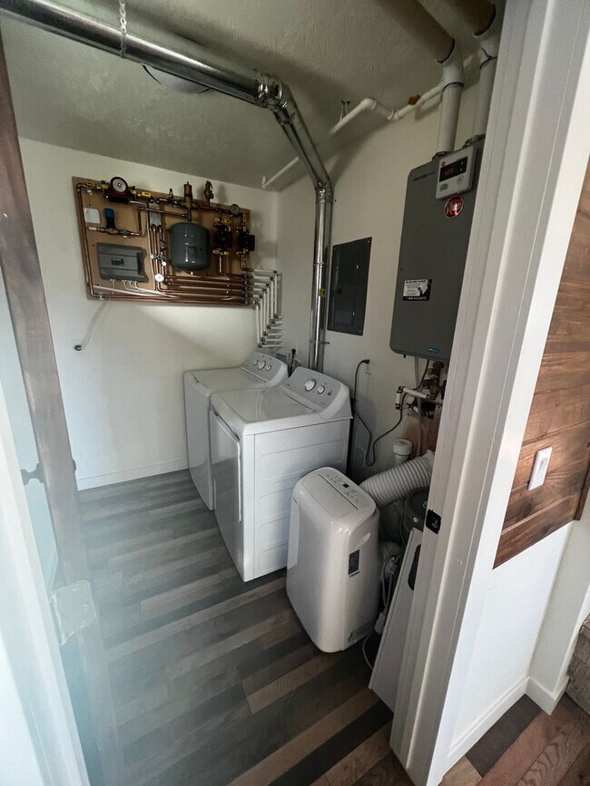 Building Photo - SAM 1718