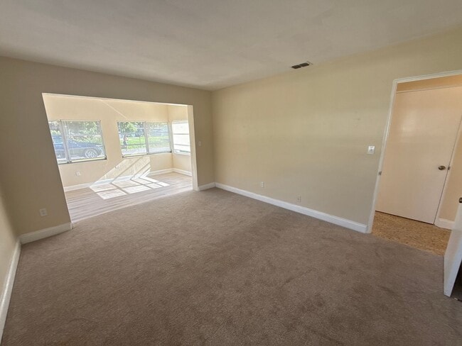 Building Photo - Tyrone single family home 2/1