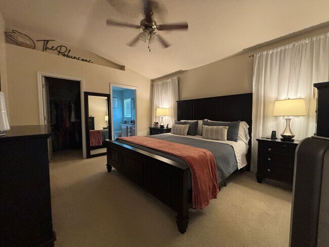 Building Photo - 4 BR 2 BA Annual Rental in Gated community...