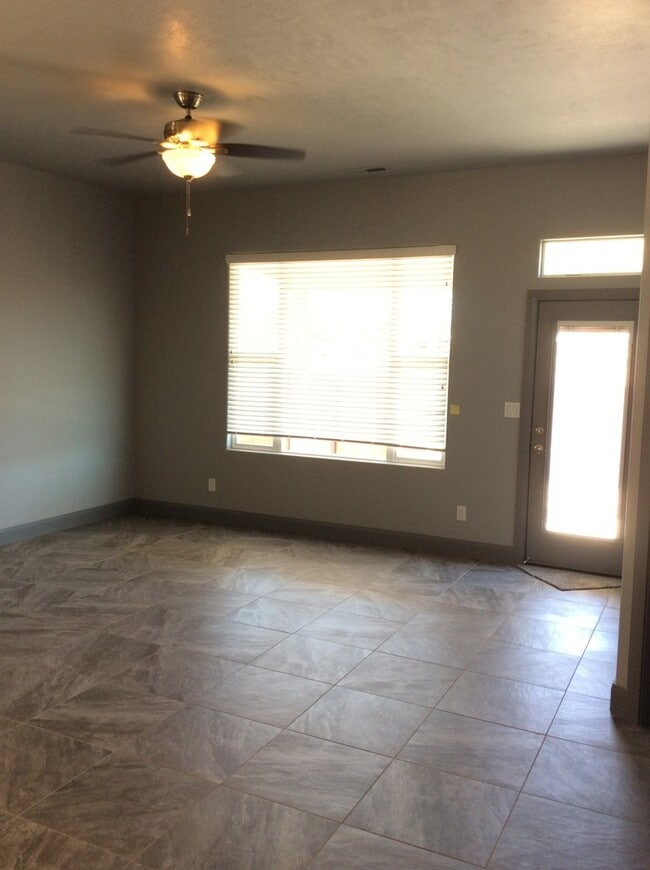 Building Photo - 3 Bed 2 Bath Townhome in Hurricane