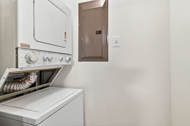 Building Photo - Very Nicely Update Condo in Prime Location!