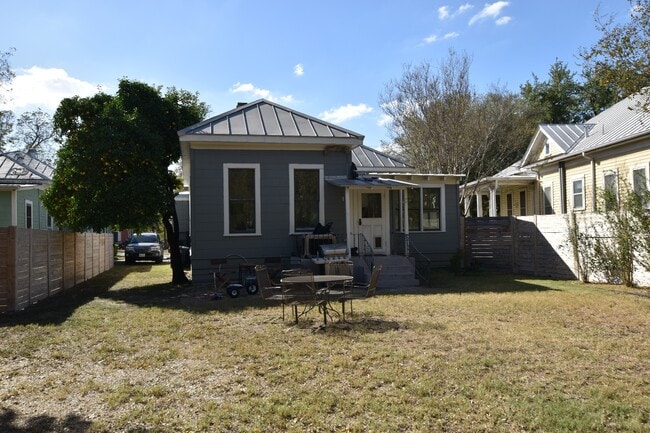 Building Photo - 302 Cedar St