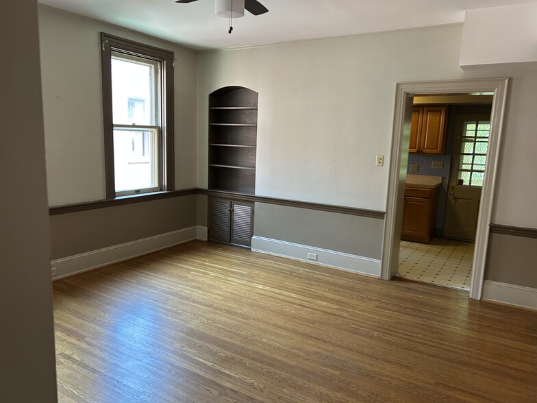 Dining room - 458 W Market St