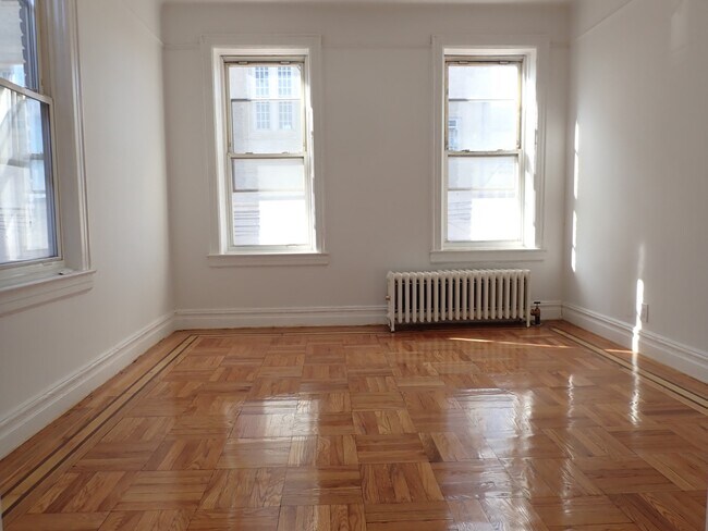 Building Photo - 663 E 94th St