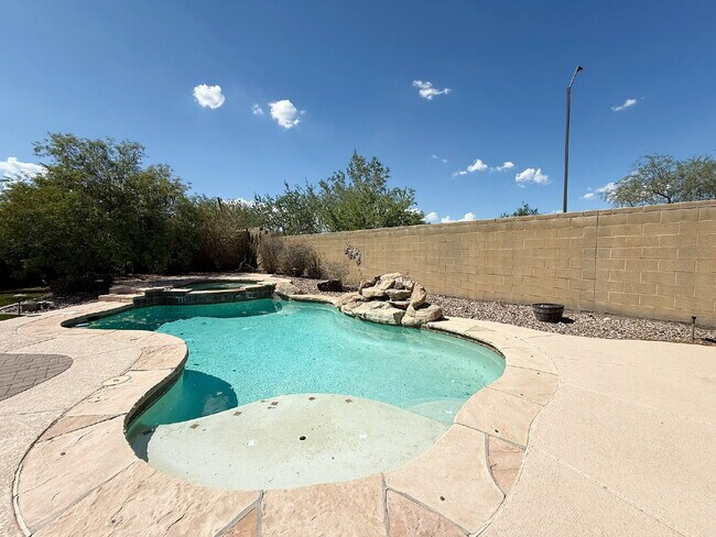 Building Photo - "Spacious 3-Bedroom/2 Full Bath Home with ...