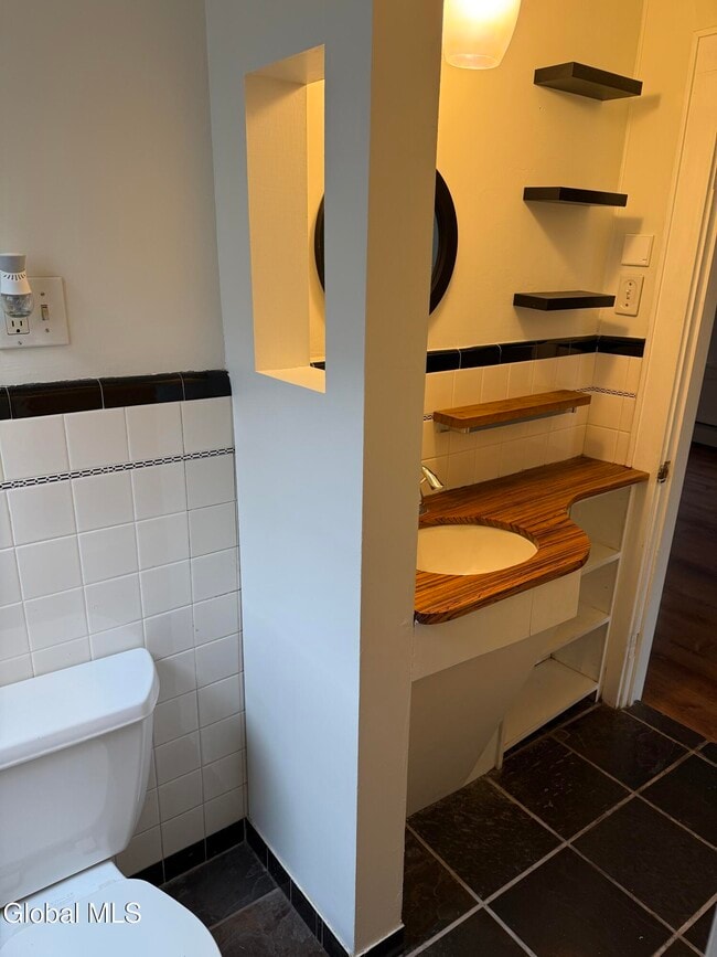 Building Photo - 60 Ash St