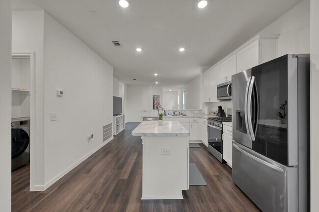 Building Photo - 16435 Big Hickory Dr