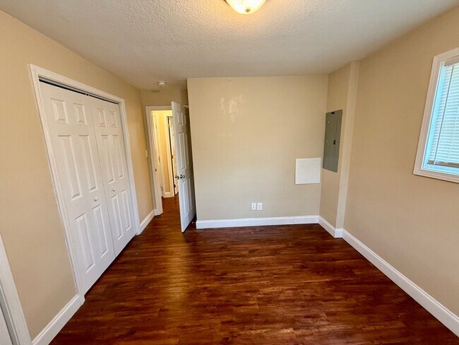 Building Photo - 2 Bedroom / 1 Bath Apt. - Johnson City