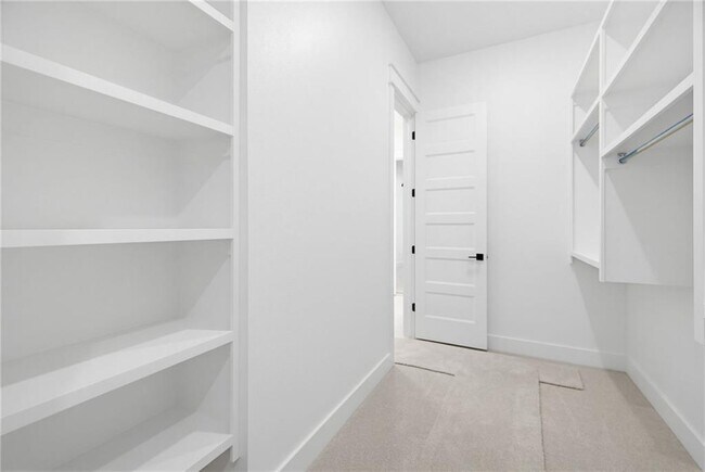 Building Photo - 431 Hedge Dr