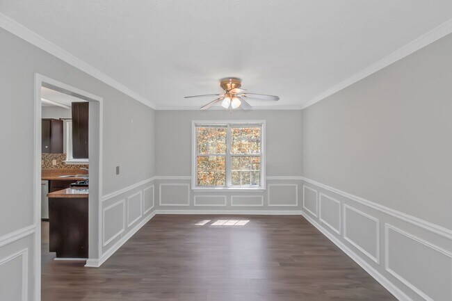 Building Photo - Spacious and inviting