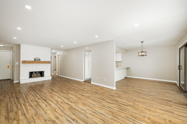 Building Photo - 893 Cliffs Dr