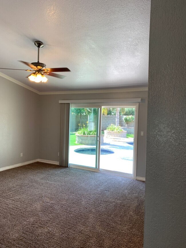 Building Photo - Beautiful 3 Bed West Bakersfield Home W/Po...