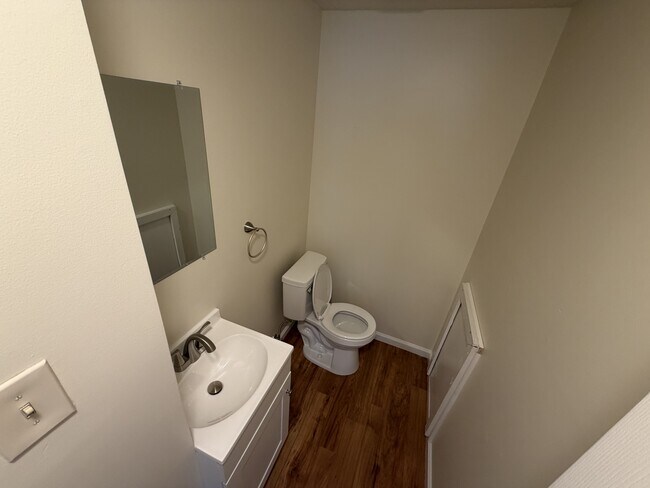 Building Photo - 542 Hollyberry Way