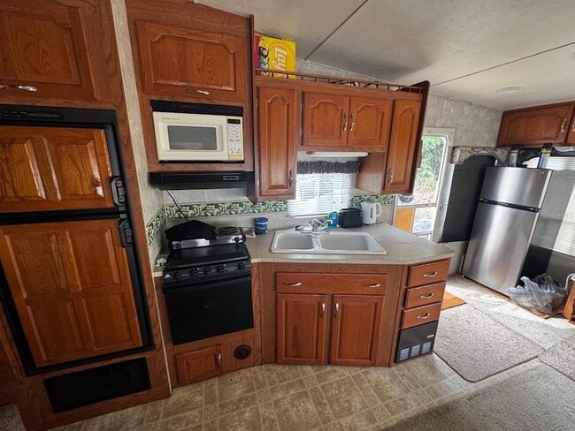 Building Photo - 15482 Mapletree Dr