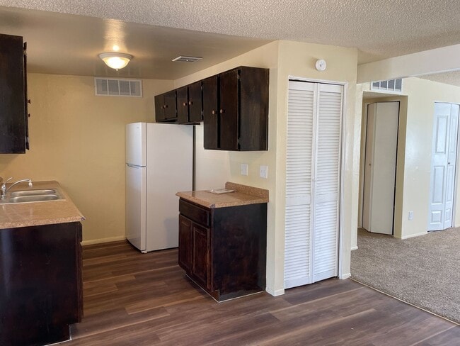 Building Photo - Charming 3Bdm 2Ba Single Story Townhome