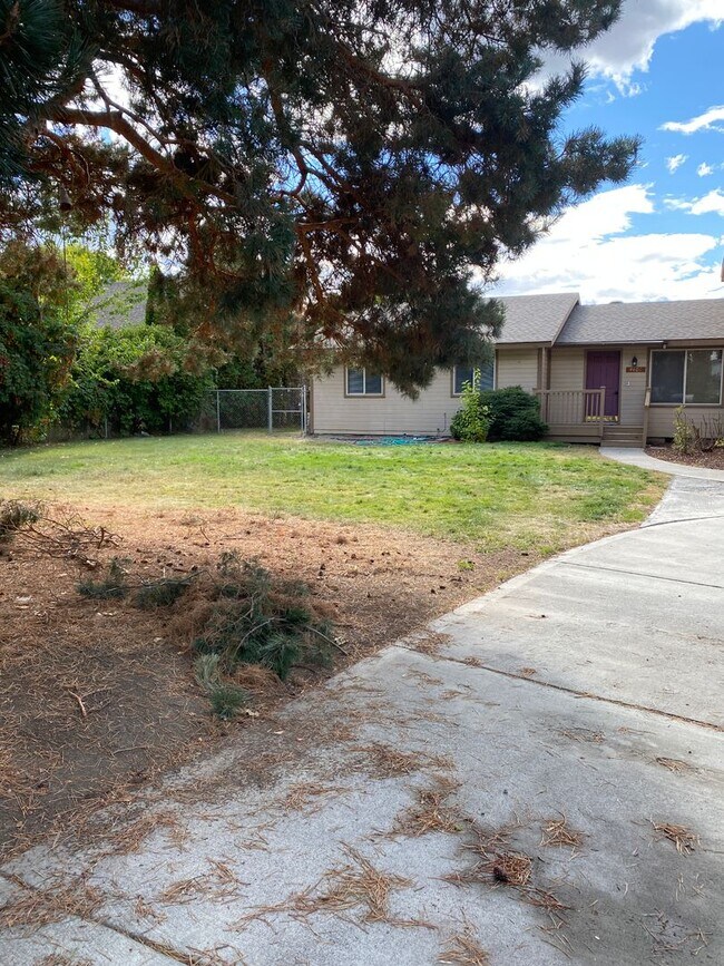 Building Photo - Large Home for Rent on Airway Dr, Beautiful Backyard Views!
