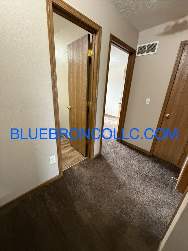 Building Photo - Lovely 2 bedroom townhome in Peculiar