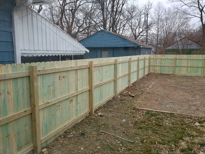 6 Ft privacy fence, patio - parking pad in front and back - 1618 N Rural St