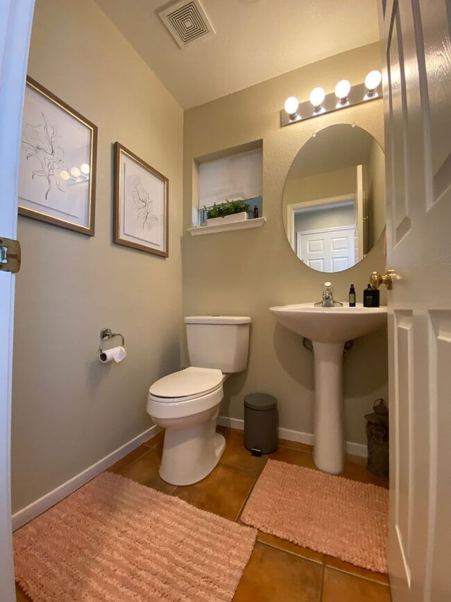 Building Photo - Danville, Shadowhawk 3 Bed, 2.5 Ba., Corner Townhouse, Close to great schools, 2 year lease